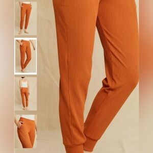 Amour Vert Skylar Paris Rib Joggers In the color Umber
Size Medium